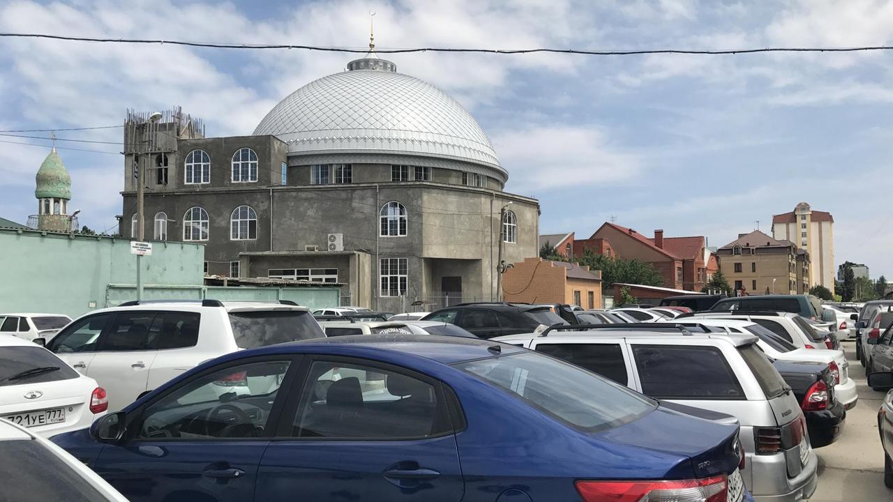 Der Parkplatz vor der salafistischen Moschee in Machatschkala . bis auf den letzten Platz besetzt (Bild: Gesine Dornblüth)