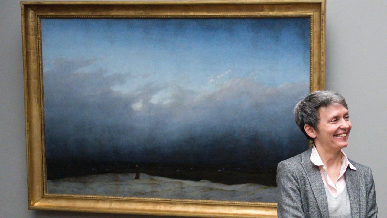 Kristina Mösel präsentiert im Februar 2016 Caspar David Friedrichs restauriertes Bild "Mönch am Meer" der Presse.