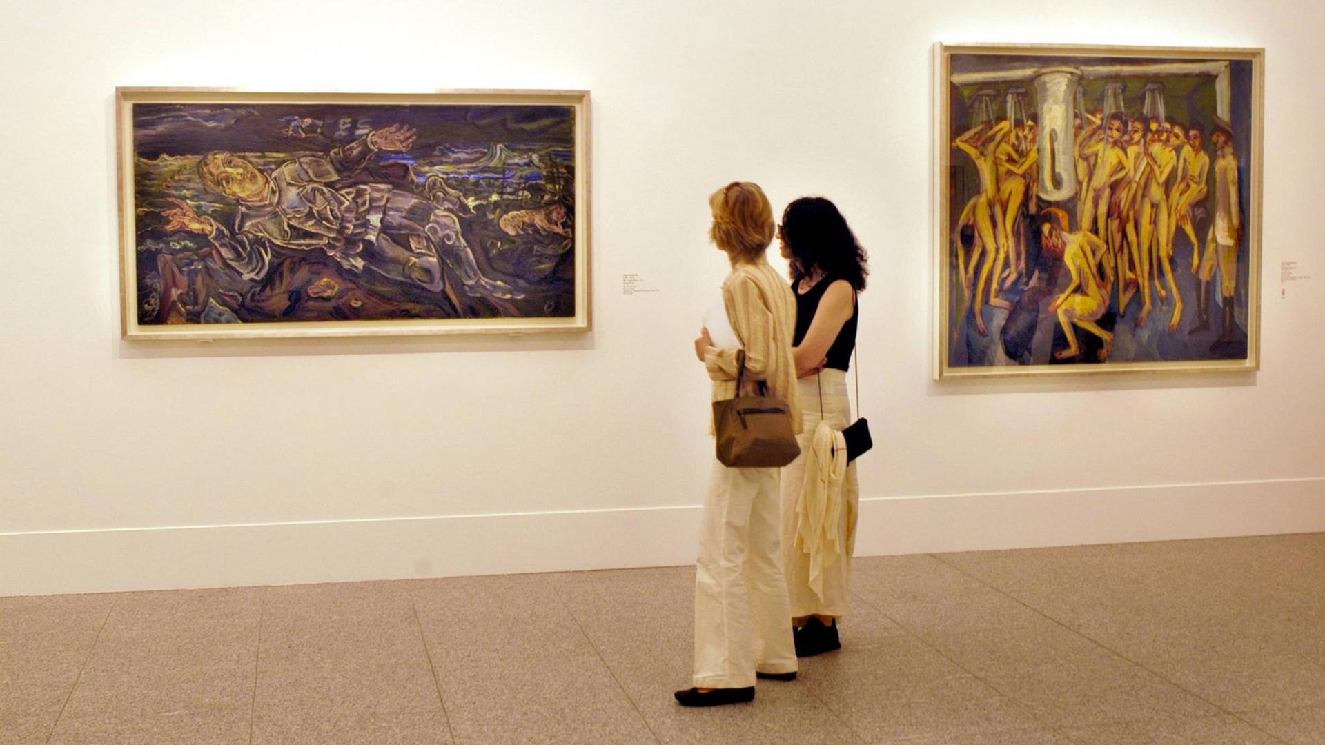 Besucherinnen der Ausstellung "The Guggenheim Collection" in Bonn vor dem Gemälde "Der irrende Ritter" von Oskar Kokoschka. Rechts das Gemälde "Das Soldatenbad" von Ernst Ludwig Kirchner, 2006