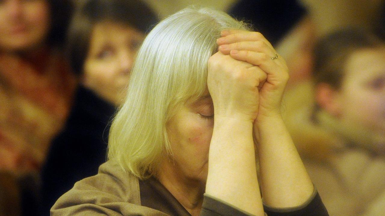 Eine Frau in einer Moskauer Kirche.