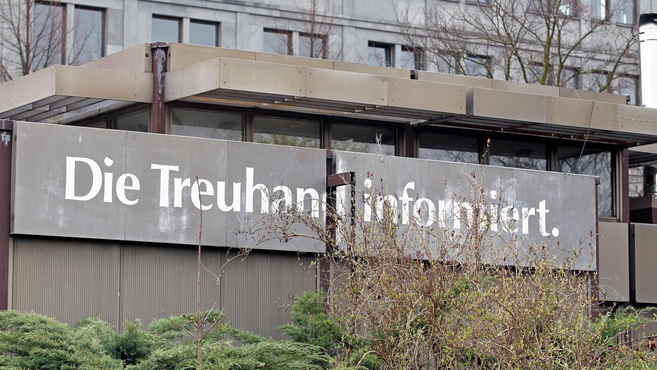 Der Schriftzug "Die Treuhand informiert" prangt auf einem alten Pavillon am 12.04.2012 in Leipzig (Sachsen). Die Treuhandanstalt war für die Privatisierung der DDR-Betriebe nach der Wende zuständig.