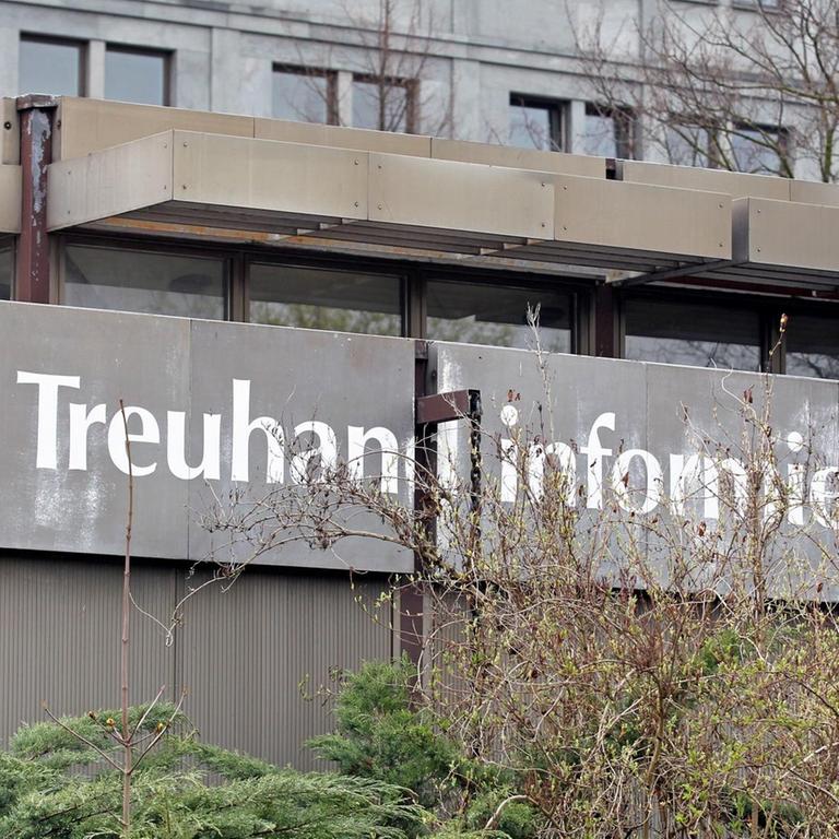 Der Schriftzug "Die Treuhand informiert" prangt auf einem alten Pavillon am 12.04.2012 in Leipzig (Sachsen). Die Treuhandanstalt war für die Privatisierung der DDR-Betriebe nach der Wende zuständig.