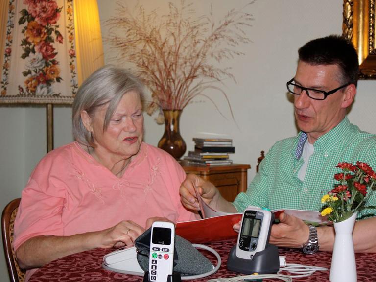Telemedizin im Einsatz - Patientin mit mobilen Messgeräten