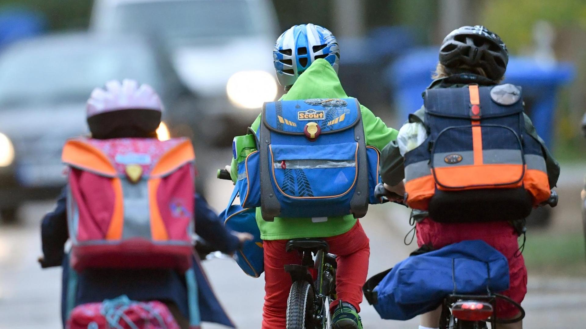 Drei Kinder sind am 05.09.2016 in Kleinmachnow (Brandenburg) mit dem Fahrrad zur Schule unterwegs.