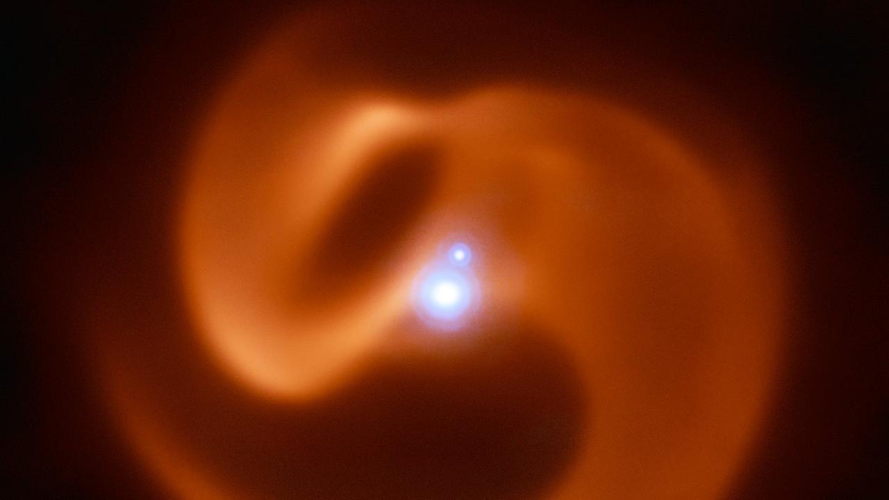 Kosmisches Zeichen: Abströmendes Gas eines Dreifach-Systems formt dieses Muster – dort ereignet sich womöglich bald eine gewaltige Explosion