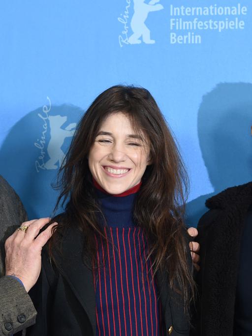 Regisseur Wim Wenders (l-r), die französische Schauspielerin Charlotte Gainsbourg und US-Schauspieler James Franco posieren am 10.02.2015 in Berlin während der 65. Internationalen Filmfestspiele auf dem Fototermin zu "Every Thing Will Be Fine". Der Film läuft im Wettbewerb der Berlinale außer Konkurrenz.