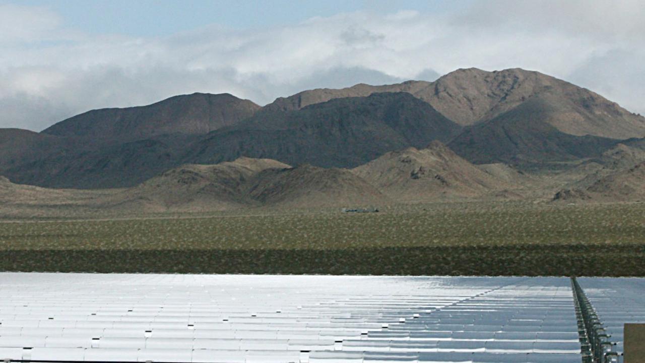 Im Vordergrund ist das solarthermische Kraftwerk Nevada Solar One zu sehen, ein Kraftwerk vom Rinnentyp.