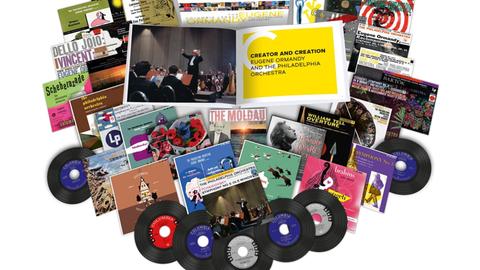 Aufgefächert mit bunten Covern sind verschiedene CDs der Box mit Aufnahmen von Eugene Ormady und seinem Philadelphia Orchestra, erschienen bei Sony Classical. Einige CDs am unteren Bildrand haben das Aussehen einer schwarzen Vinyl-Langspielplatte.