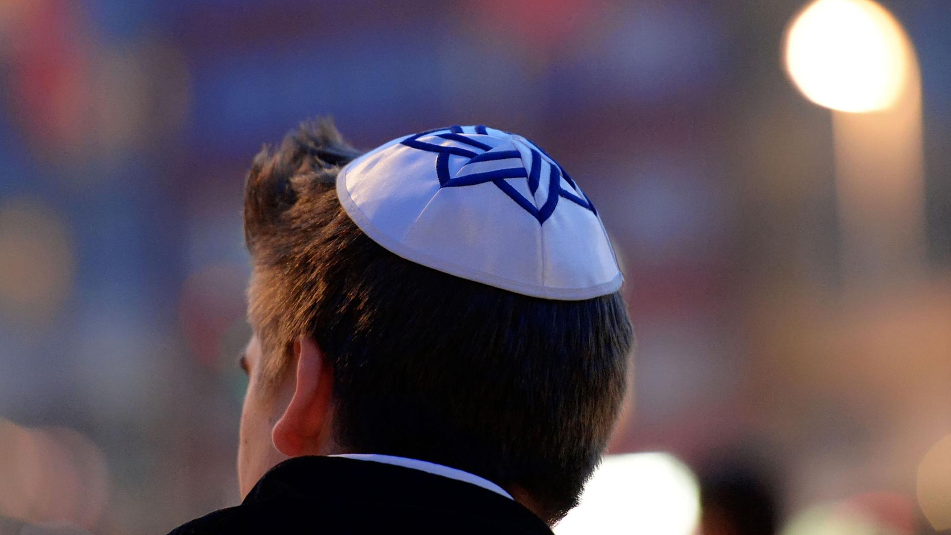 Ein junger Mann mit einer Kippa, der traditionellen jüdischen Kopfbedeckung