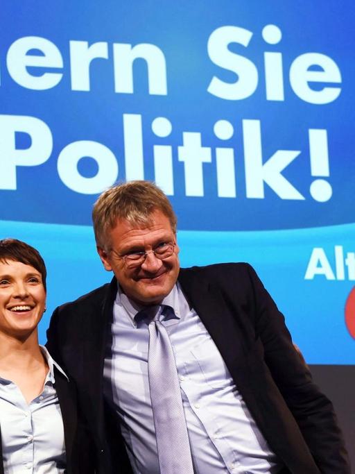 Frauke Petry und Jörg Meuthen, die beiden Parteivorsitzenden der AfD, stehen am 28.11.2015 beim 4. Bundesparteitag der Alternative für Deutschland (AfD) in der Niedersachsenhalle vom HCC in Hannover (Niedersachsen) nach Petrys Rede auf der Bühne.