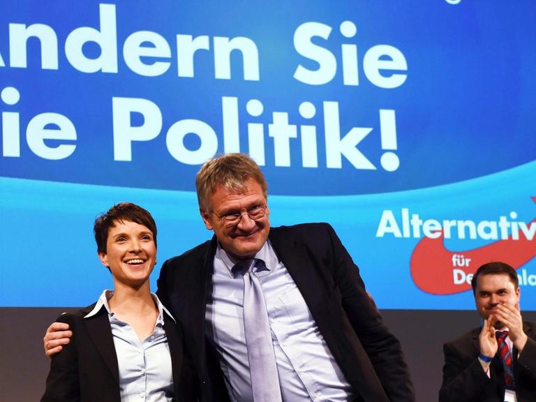 Frauke Petry und Jörg Meuthen, die beiden Parteivorsitzenden der AfD, stehen am 28.11.2015 beim 4. Bundesparteitag der Alternative für Deutschland (AfD) in der Niedersachsenhalle vom HCC in Hannover (Niedersachsen) nach Petrys Rede auf der Bühne.