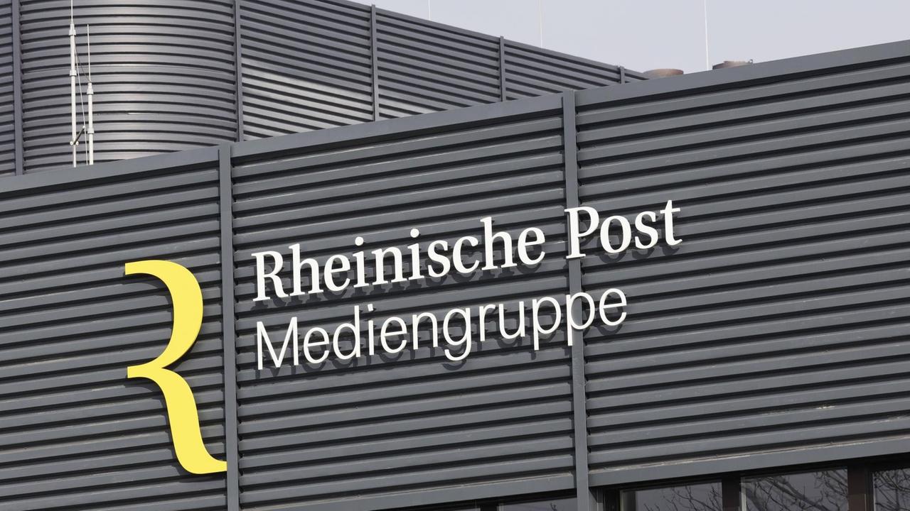 Das Logo der "Rheinische Post Mediengruppe" an einem Gebäude