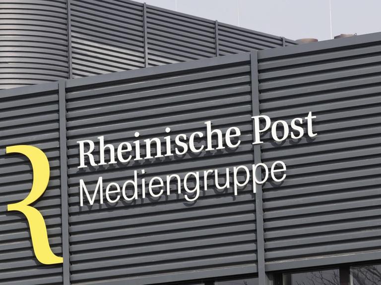 Das Logo der "Rheinische Post Mediengruppe" an einem Gebäude
