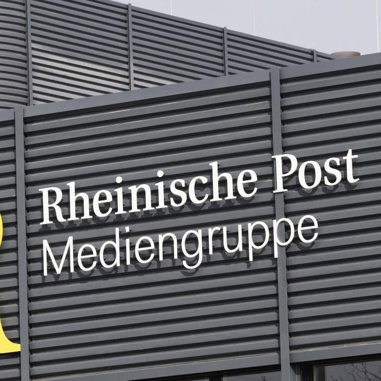 Das Logo der "Rheinische Post Mediengruppe" an einem Gebäude