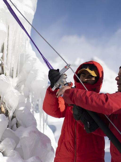 Der Glaziologe Felix Keller, rechts, arbeitet im Schweizer Engadin mit Yasin Ahmad von der Universitaet Ladakh an einer Eisstupa.