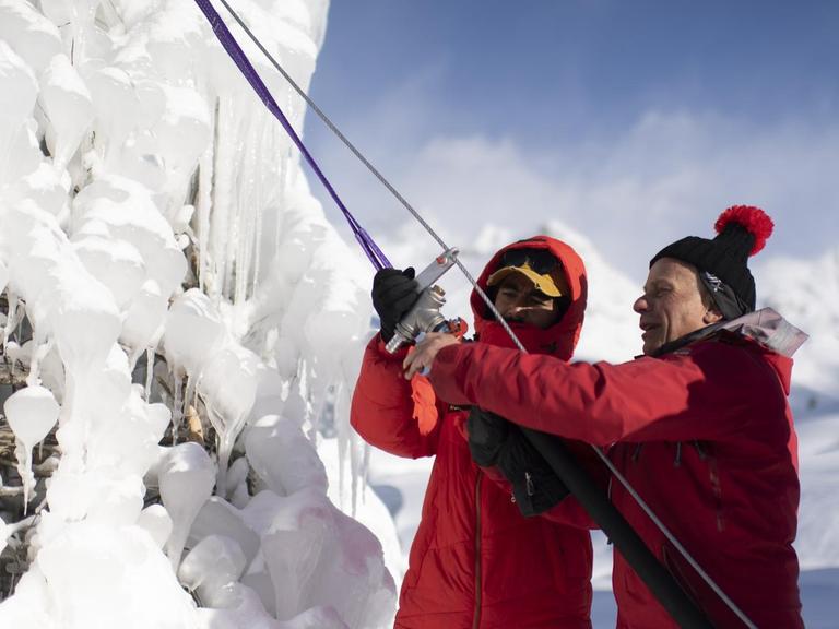 Der Glaziologe Felix Keller, rechts, arbeitet im Schweizer Engadin mit Yasin Ahmad von der Universitaet Ladakh an einer Eisstupa.