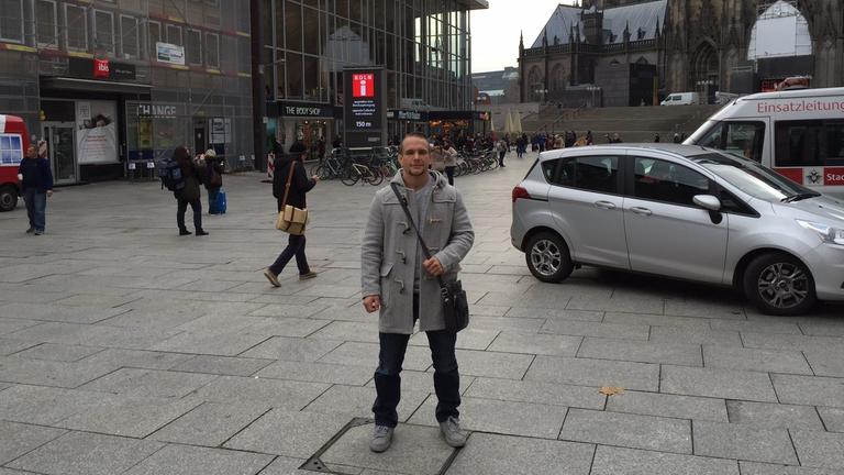 Der ehemalige Polizist Nick Hein vor dem Kölner Hauptbahnhof.
