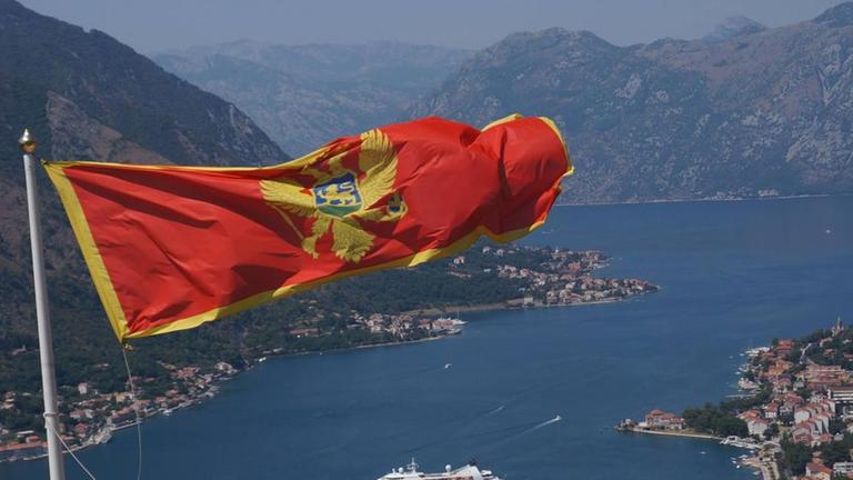 Flagge von Montenegro: Goldener Adler auf rotem Grund.