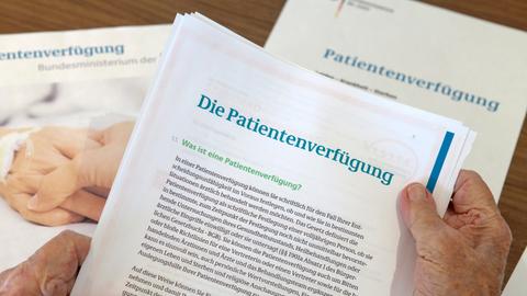 Eine Seniorin liest am Dienstag (12.10.2010) in Ilmenau die Ausfüllhilfe für die vom Justizministerium herausgegebene Patientenverfügung.