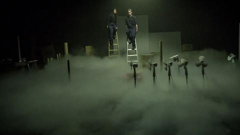 Nebel wabert über die Bühne: Szene des Theaterstücks "Girl from the fog machine factory" von Thom Luz, das auf dem Sommerfestival 2018 auf Kampnagel in Hamburg Premiere feiert.
