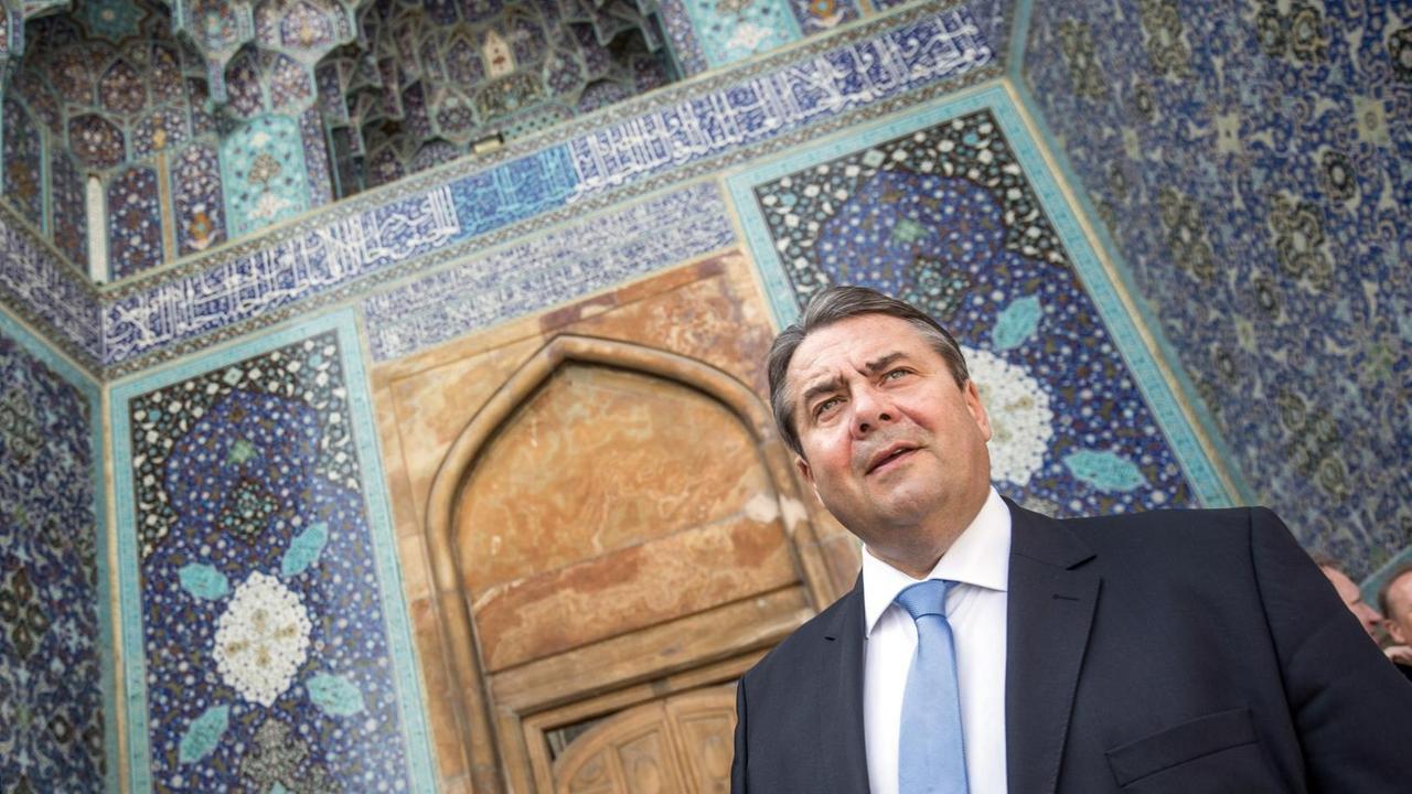 Bundeswirtschaftsminister Sigmar Gabriel (SPD) steht am 21.07.2015 vor der Imammoschee am Imam Platz in Isfahan im Iran.
