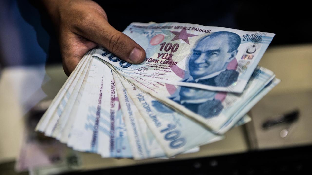Das Foto zeigt einen Fächer aus türkischen Banknoten in einer Wechselstube in Istanbul.
