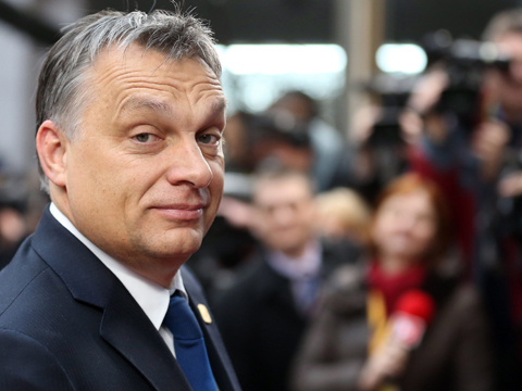 Ungarns Regierungschef Viktor Orban schaut in die Kamera eines Fotografen.