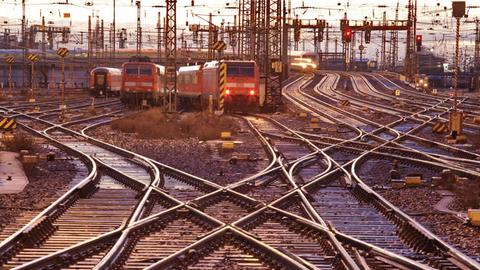Regionalzüge im Abendlicht am Hauptbahnhof von Frankfurt am Main