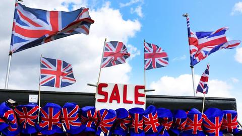 An einem Souvenierstand in London hängt das Schild "Sale"