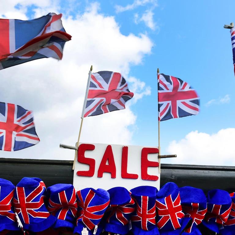 An einem Souvenierstand in London hängt das Schild "Sale"