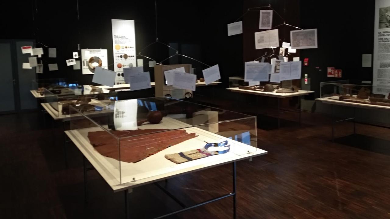 Vitrinen mit Artefakten aus Kenia inder Ausstellung "Invisible Inventories" in Köln