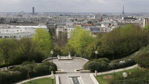 Menschen ruhen sich in einem Park im Pariser Belleville aus.