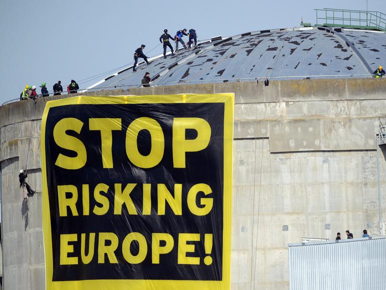 Greenpeace protestiert mit einem Plakat mit der Aufschrift "Stop Risiking Europe" auf dem Dach des französischen Atomkraftwerks Fessenheim.