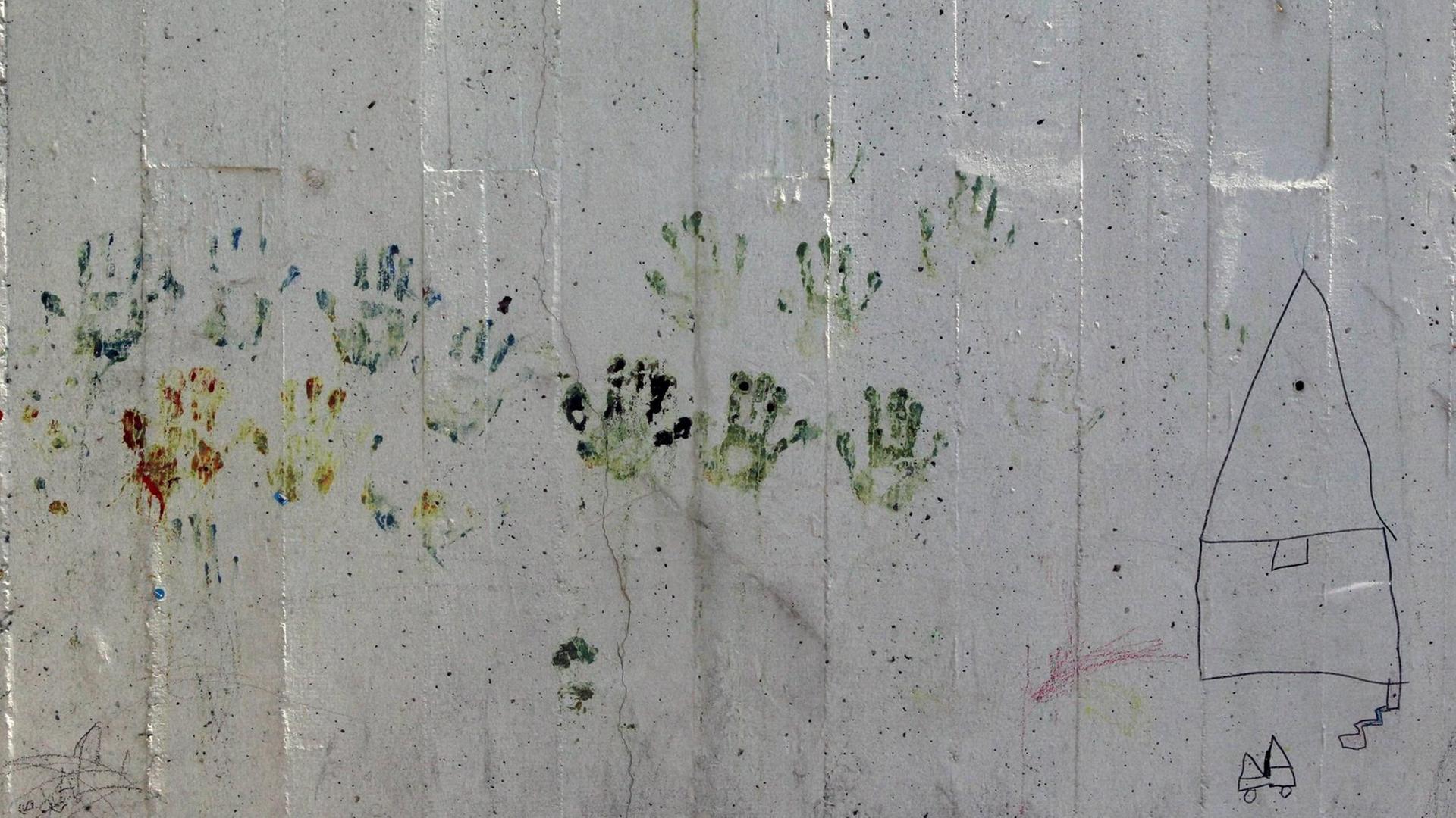 Flüchtlinge haben an einer Mauer im Hafen Piräus ihre Handabdrücke hinterlassen.