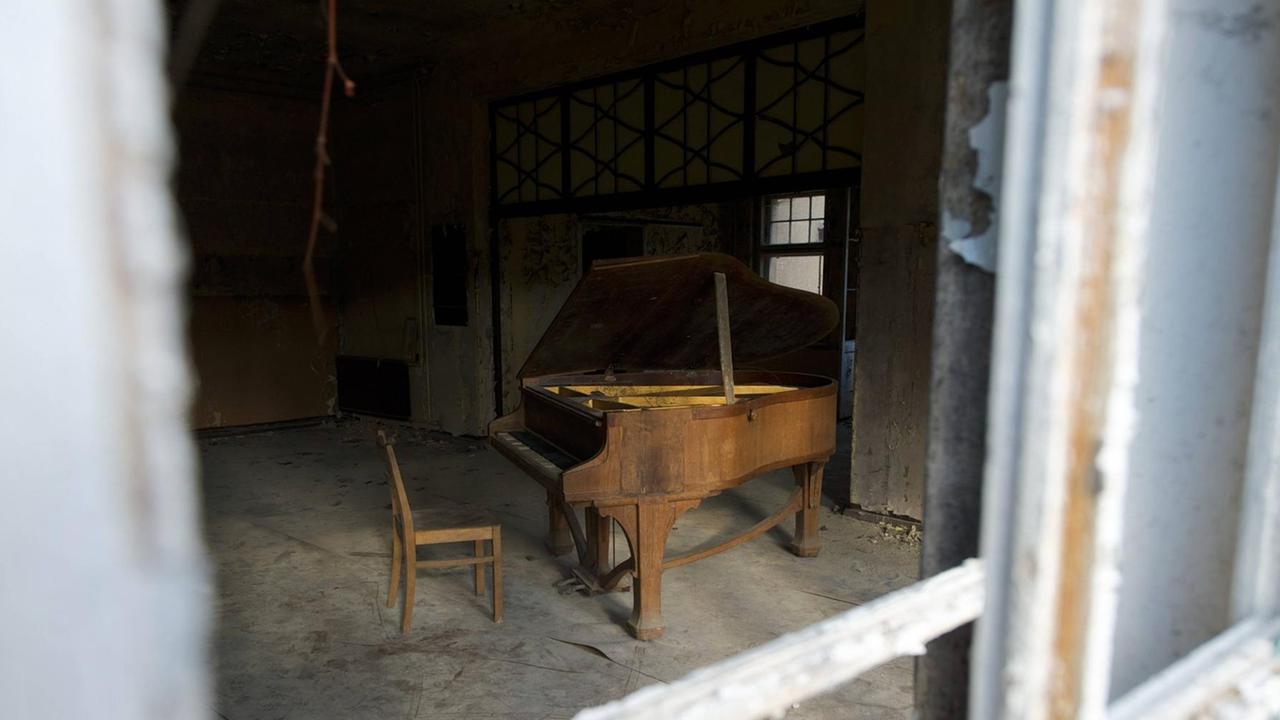 Altes Klavier auf dem Dachboden.