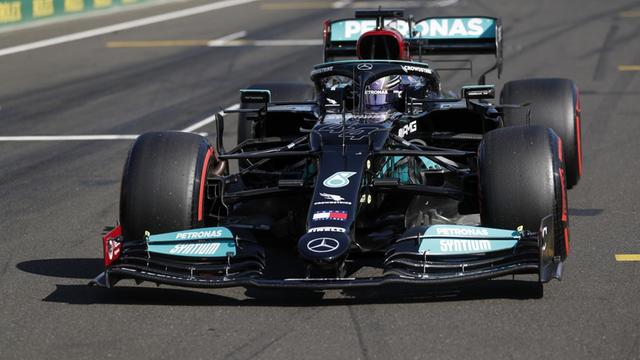 Der Renn-Fahrer Lewis Hamilton in seinem Auto. 