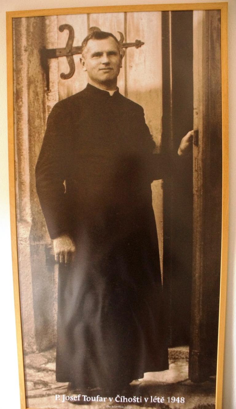 Pfarrer Josef Toufar - sein Foto im Vorraum der Pfarrkirche von Cihost