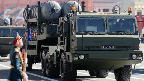 Russische Luftabwehrraketen vom Typ S-400 bei einer Militärparade (05.07) in St. Petersburg.