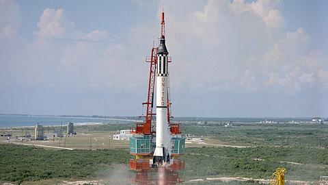 Historischer Start: Die Redstone-Rakete mit Alan Shepard an Bord hebt von Cape Canaveral ab