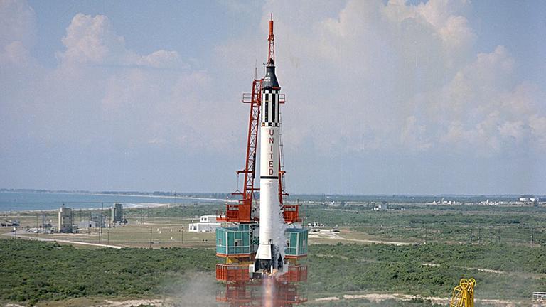 Historischer Start: Die Redstone-Rakete mit Alan Shepard an Bord hebt von Cape Canaveral ab