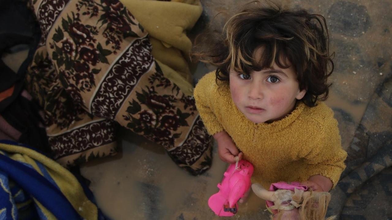 Ein syrisches Kind in Aleppo blickt ratlos.