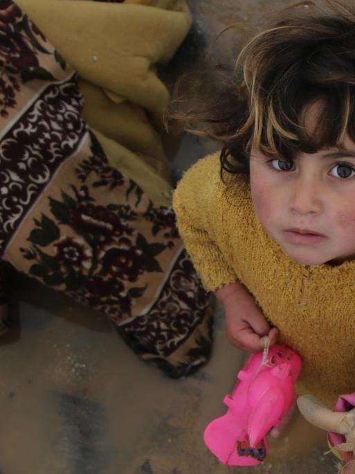 Ein syrisches Kind in Aleppo blickt ratlos.