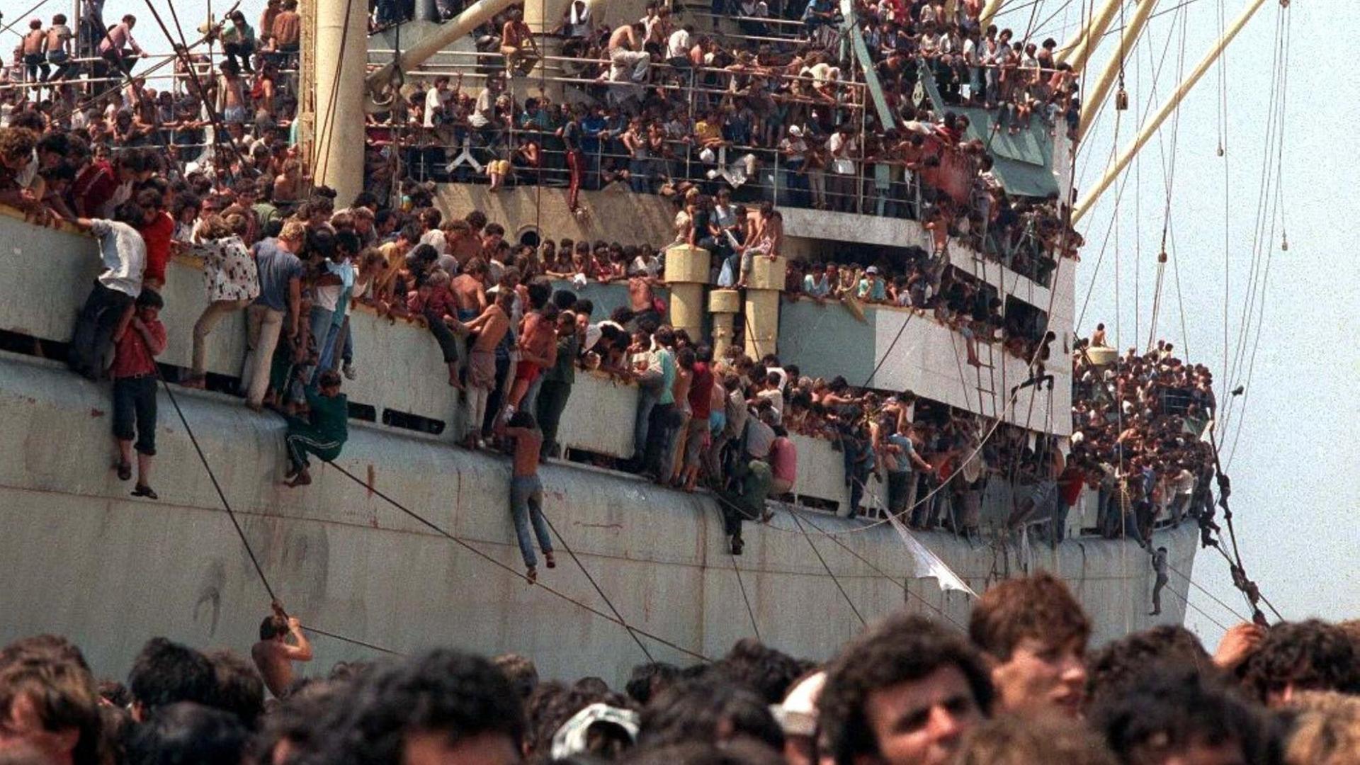 Albanische Flüchtlinge auf dem Schiff "Vlora"im Hafen von Bari, Italien, am 8. August 1991
