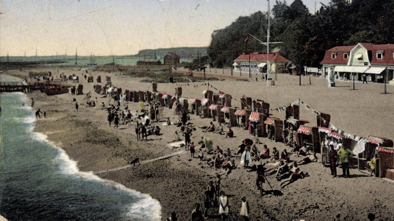 Ein Badestrand in einer Postkarte von 1932