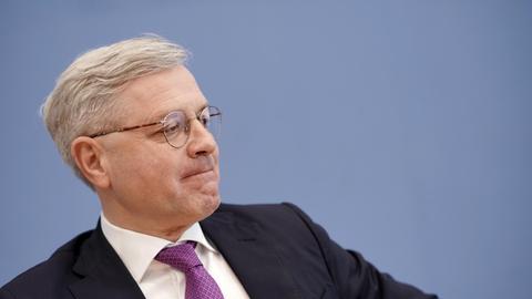 Norbert Röttgen, (CDU), Vorsitzender des Auswärtigen Ausschusses des Bundestags spricht bei einer Pressekonferenz. Nach der Rücktritts-Ankündigung der CDU Chefin Kramp-Karrenbauer hat Röttgen angekündigt für den Posten des CDU Bundesvorsitzenden kandidieren zu wollen.