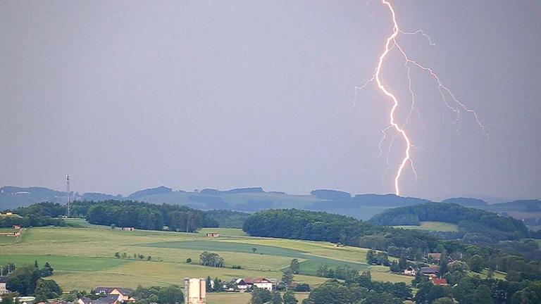 Sachsen; Reichenbach: Ein Gewitterblitz ist über dem Vogtland zu sehen.