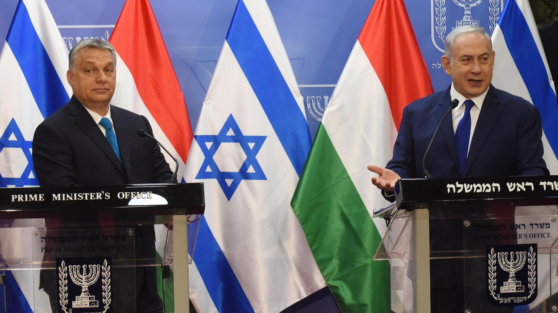 Der ungarische Ministerpräsident Viktor Orban steht mit seinem israelischen Amtskollegen Benjamin Netanjahu hinter Rednerpulten