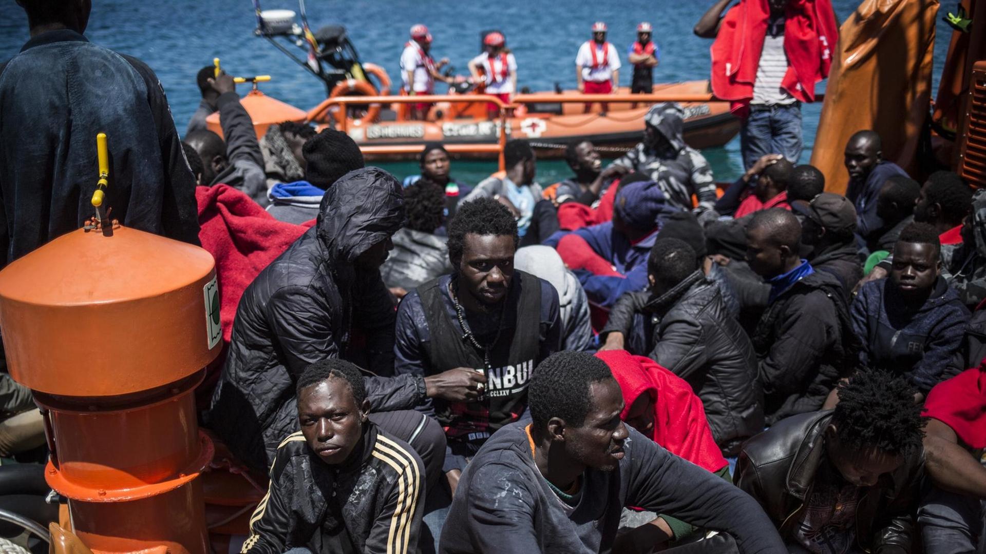 Flüchtlinge aus Afrika kommen an einem Hafen in Spanien an.