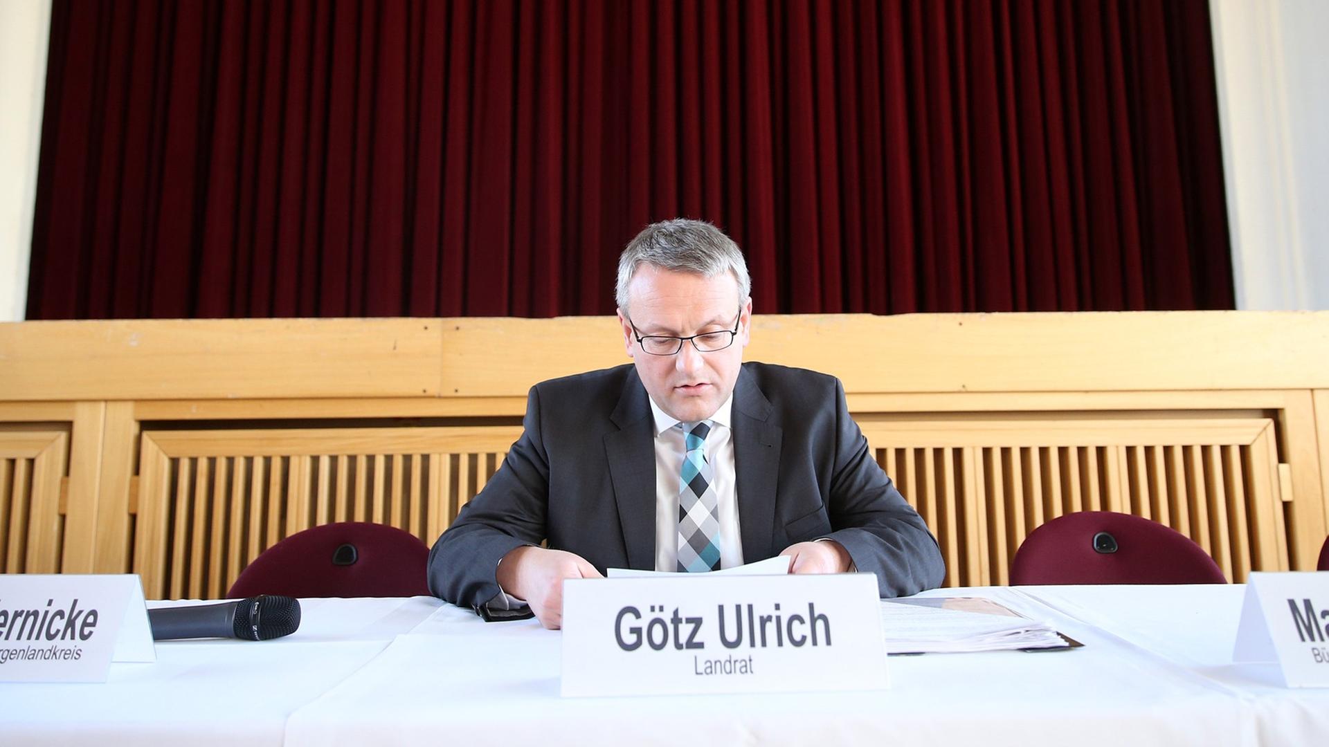 Landrat Götz Ulrich (CDU) sitzt vor einer Bürgerversammlung am 31.03.2015 in einem Veranstaltungszentrum in Alttröglitz (Sachsen-Anhalt).
