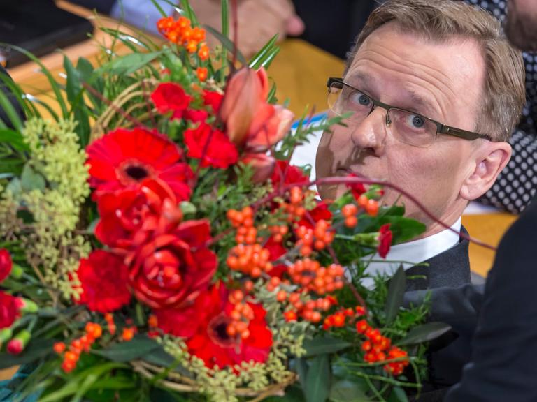 Thüringens Ministerpräsident Bodo Ramelow (Die Linke) bekommt am 05.12.2014 im Landtag in Erfurt (Thüringen) einen rot-rot-grünen Blumenstrauß.